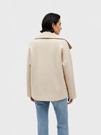 Chaqueta corta elegante con gran cuello para mujer
