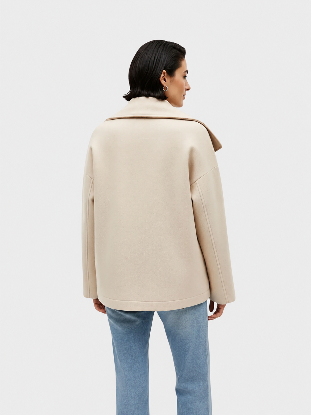 Chaqueta corta elegante con gran cuello para mujer