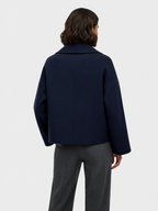 Chaqueta corta elegante con gran cuello para mujer