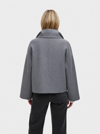 Chaqueta corta elegante con gran cuello para mujer